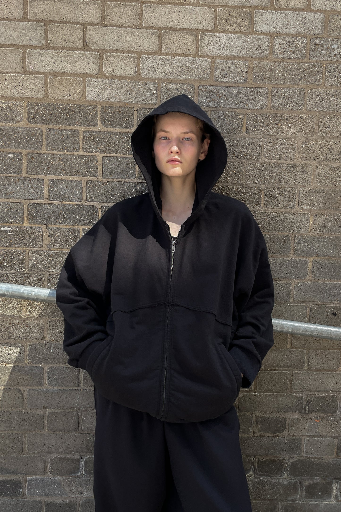 CUT OFF ZIP HOODIE - WASHED BLACK