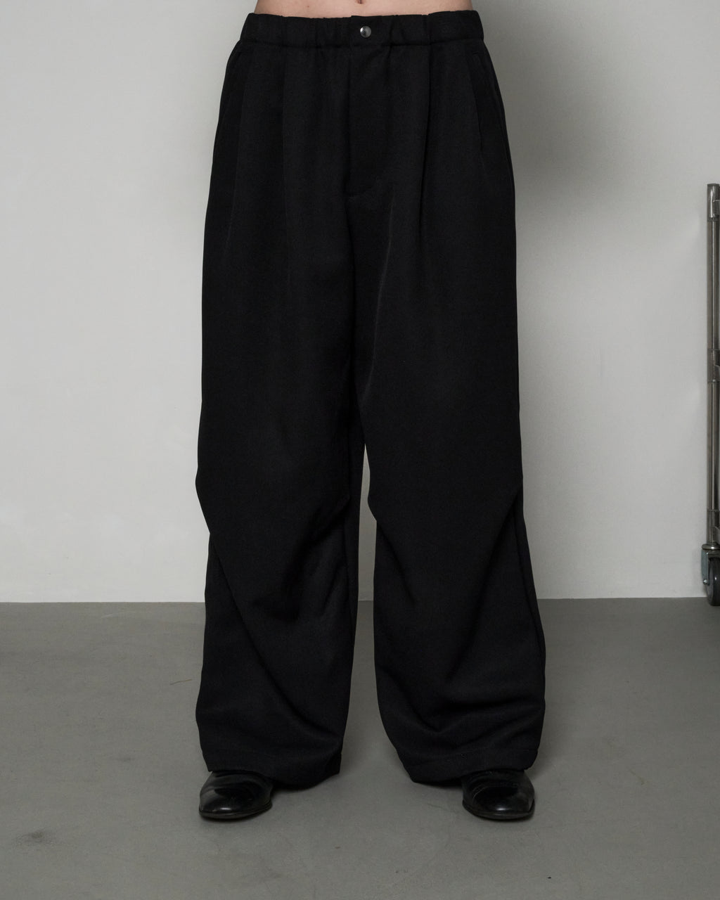 DRAPE TUCK PANTS - BLACK