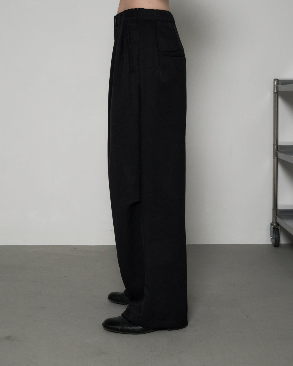 DRAPE TUCK PANTS - BLACK