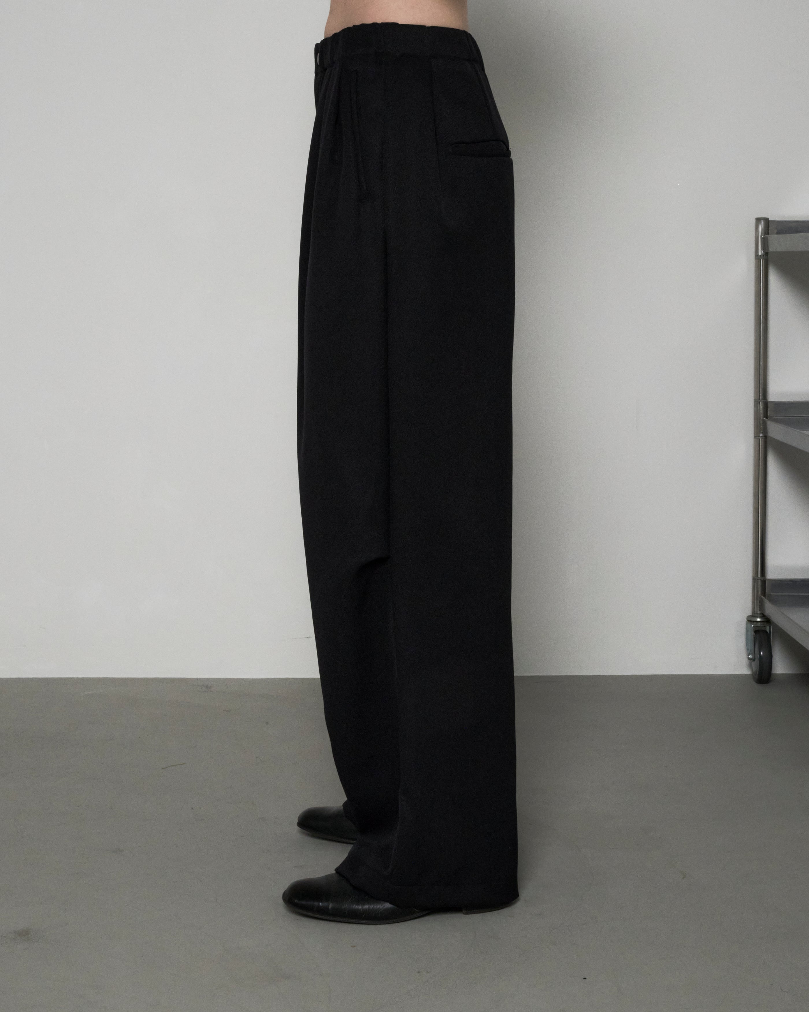 DRAPE TUCK PANTS - BLACK