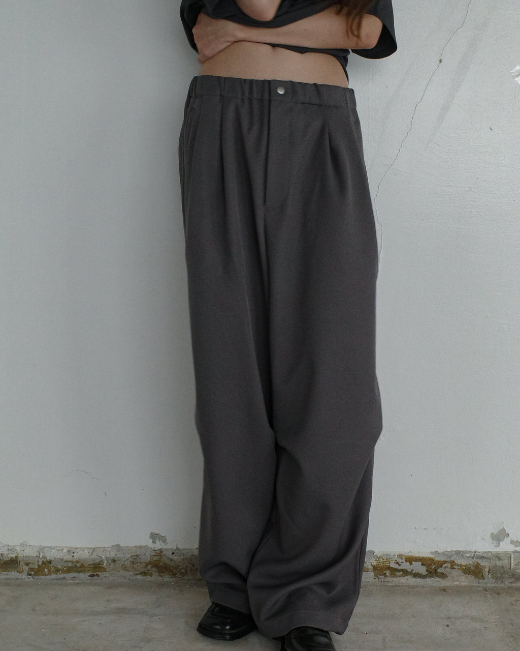 DRAPE TUCK PANTS - GREY