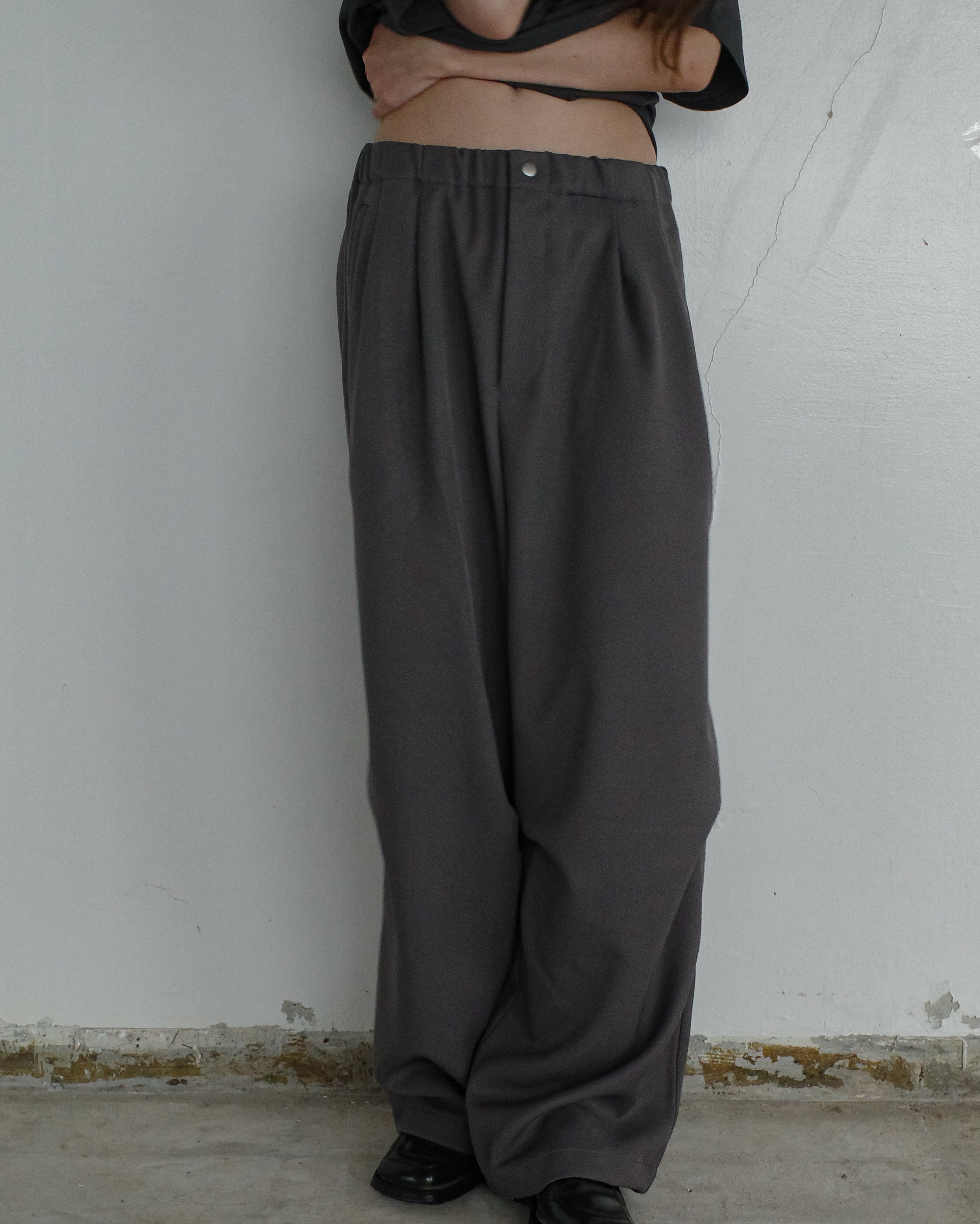 DRAPE TUCK PANTS - GREY