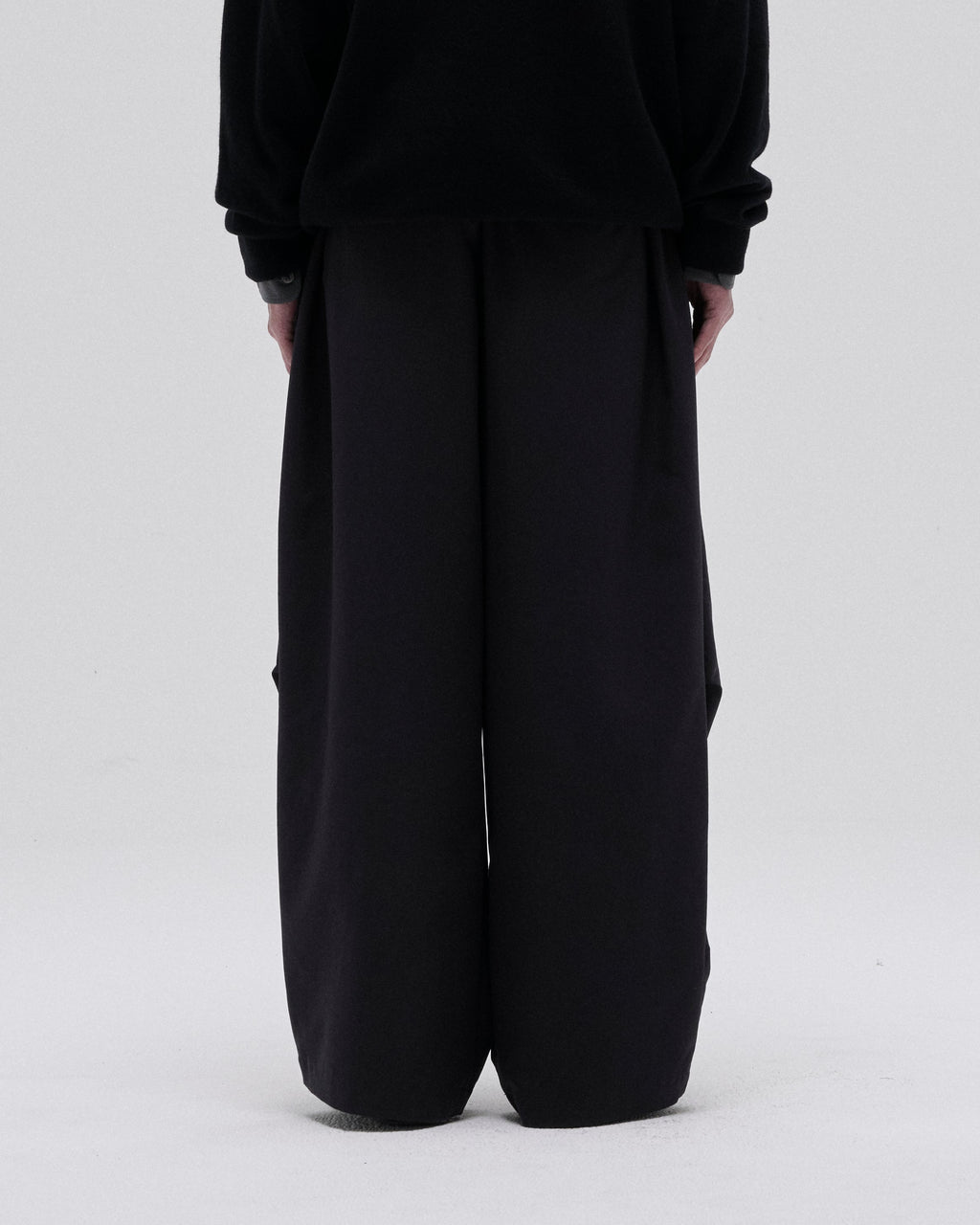 SMOOTH TAFTA DRAPE TUCK PANTS