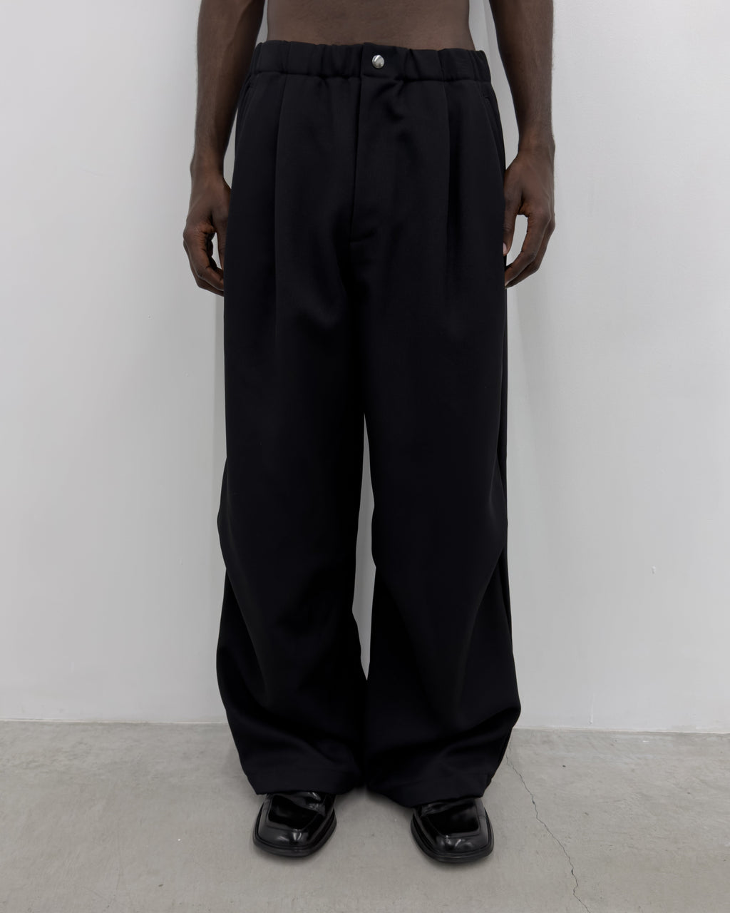 DRAPE TUCK PANTS - BLACK